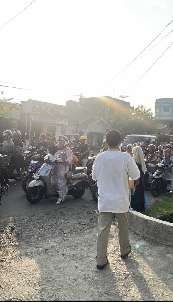 OSIS SMPN 1 Blangpidie Gelar Kegiatan Rutin Berbagi Takjil di Bulan Ramadan